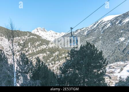 El Tarter, Andorra : 2021. Januar 11 : Gondelbahn an der Skistation Grandvalira in El Tarter, Andorra in Zeiten des Covid19 im Winter 2021 Stockfoto