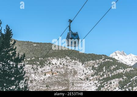 El Tarter, Andorra : 2021. Januar 11 : Gondelbahn an der Skistation Grandvalira in El Tarter, Andorra in Zeiten des Covid19 im Winter 2021 Stockfoto