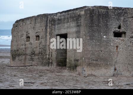 Pillenbox aus dem Zweiten Weltkrieg am Yorkshire Beach in Großbritannien Stockfoto