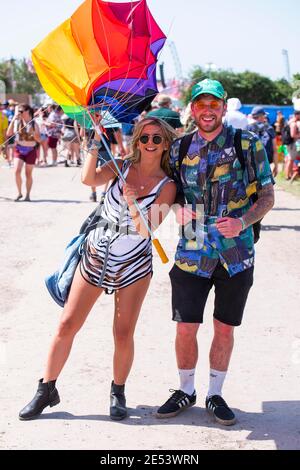 Festivalbesucher genießen das Wetter am Tag 2 von Glastonbury 2019, Worthy Farm, Pilton, Somerset. Stockfoto