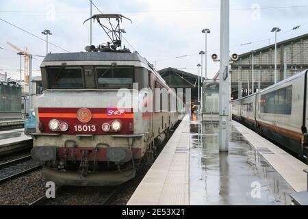 PARIS, FRANKREICH - 2. JANUAR 2007: Personenzug Corail fährt abfahrbereit im Pariser Bahnhof Gare du Nord der SNCF Stockfoto