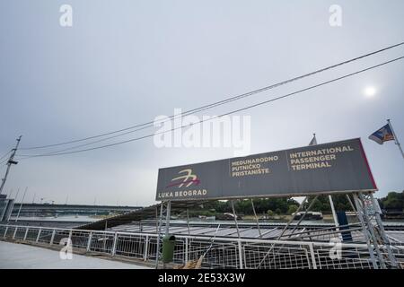 BELGRAD, SERBIEN - 16. MAI 2020: Haupteingang zum internationalen Passagierterminal des Belgrader Hafens (Luka Beograd). Es ist das Haupteingangstor vier t Stockfoto