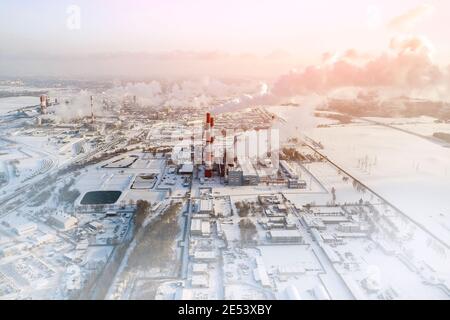 Rauchrohre des thermischen Kraftwerks gegen blauen Himmel im Winter. Luftaufnahme. Stockfoto