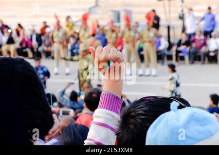 AMRITSAR, INDIEN - 25. Jan 2021: Amritsar, Indien - 27 2015. November: Handdetail bei einer Zeremonie an der indisch-pakistanischen Grenze, während eine fis gemacht wird Stockfoto