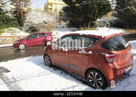 ISTANBUL, TÜRKEI - 18. Jan 2021: Istanbul, Türkei - 18. Januar 2021 : EIN geparkter Hyundai i10 an einem verschneiten Tag in Istanbul und ein Ford Fiesta fahren vorbei Stockfoto