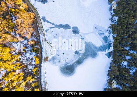 Luftaufnahme des gefrorenen Sees. Luftaufnahmen während der Wintersaison. Stockfoto