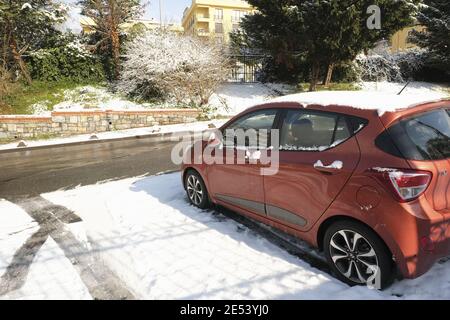 ISTANBUL, TÜRKEI - 18. Jan 2021: Istanbul, Türkei - 18. Januar 2021 : EIN geparkter Hyundai i10 an einem verschneiten Tag in Istanbul und verschneite Bäume mit Gebäuden. Stockfoto
