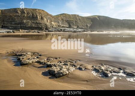 Dunraven Bay im Tal von Glamorgan South Wales an Ein sonniger und kalter Januartag Stockfoto