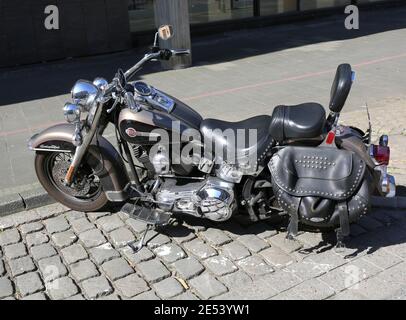 HANNOVER, DEUTSCHLAND-APRIL 19: Harley Davidson Motorrad geparkt an der Wand in der Altstadt.April 19,2015 in Hannover, Deutschland. Stockfoto