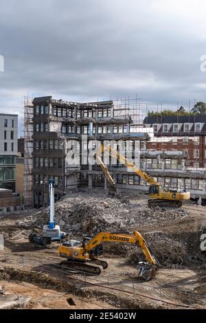 Demolition site High view (Schutt, schwere Maschinen, Bagger arbeiten & Abriss leere Bürogebäude Shell) - Hudson House, York, England, UK. Stockfoto