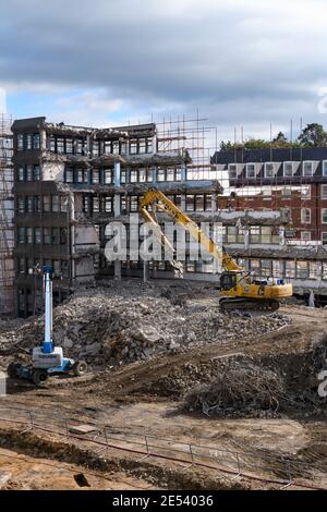 Demolition site High view (Schutt, schwere Maschinen, Bagger arbeiten & Abriss leere Bürogebäude Shell) - Hudson House, York, England, UK. Stockfoto