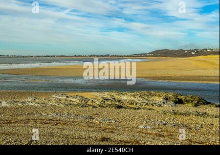 Der Bristol Kanal, wo der Fluss Ogmore über die Mündung, bei Ogmore bei Sra, in das Tal von Glamorgan, Südwales. Stockfoto