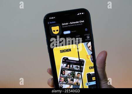 Berlin, Deutschland. Januar 2021. Eine Frau zeigt die Grindr App im Apples App Store auf einem iPhone 12 Pro Max. Das soziale Netzwerk wird in Norwegen eine Geldstrafe in Höhe von ·Millionen 9.6 für Verstöße gegen die Europäische Datenschutz-Grundverordnung zahlen. Quelle: Christoph Dernbach/dpa/Alamy Live News Stockfoto