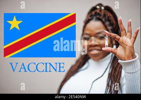 Afrikanische Frau zeigen Impfstoff für die Demokratische Republik Kongo (DRC). Konzept der Impfung der afrikanischen Länder. Stockfoto