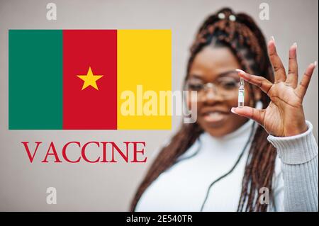 Afrikanische Frau zeigen Impfstoff für die Republik Kamerun. Konzept der Impfung der afrikanischen Länder. Stockfoto