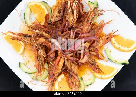 Blick von oben auf das mexikanische kulinarische Lieblingsgericht der Langostinos mit perfekter Präsentation. Stockfoto