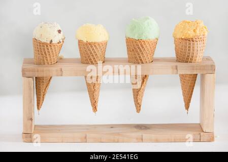 Eis mit Erdbeere, Erdnuss, Schokolade Stockfoto