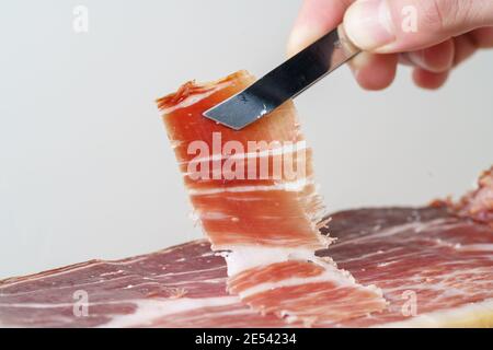 Frisch geschnittenes Stück iberischer Schinken mit Eichelfütterung, typische spanische Delikatesse Stockfoto