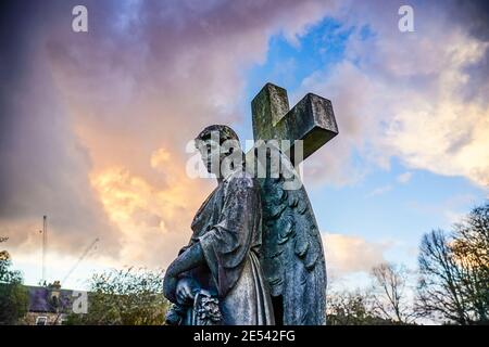 Eine Statue eines Engels auf dem Westminster Friedhof in Hanwell. Fototermin: Samstag, 23. Januar 2021. Foto: Roger Garfield/Alamy Stockfoto