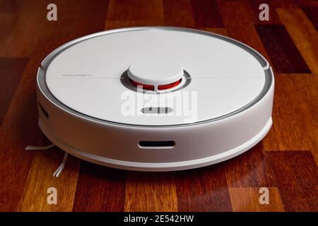 Smart Roboter Staubsauger Xiaomi roborock s5 max auf Holzboden. Roboter-Staubsauger führt automatische Reinigung der Wohnung. 04.12.2020, Rostow Stockfoto