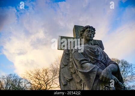 Eine Statue eines Engels auf dem Westminster Friedhof in Hanwell. Fototermin: Samstag, 23. Januar 2021. Foto: Roger Garfield/Alamy Stockfoto