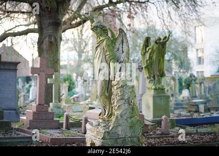 Eine Statue eines Engels auf dem Westminster Friedhof in Hanwell. Fototermin: Samstag, 23. Januar 2021. Foto: Roger Garfield/Alamy Stockfoto