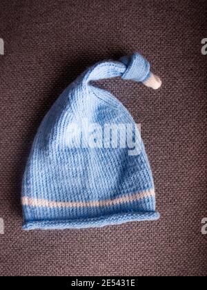 Blaue Strickmütze für Neugeborenes Baby Stockfoto