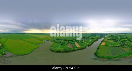 360 Grad Panorama Ansicht von Panorama 360 Grad in der Luft. Luftaufnahme des Flusses, Felder. Schöne Aussicht auf die Natur.