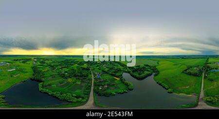 360 Grad Panorama Ansicht von Erstaunliche Luftpanorama Landschaft, Felder, Bäume, Fluss mit Muster bei bewölktem Tag.