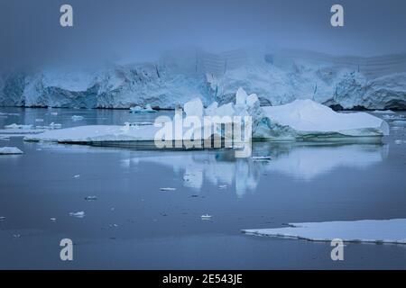 Eisberge entlang des Grandidier-Kanals, Antarktis Stockfoto