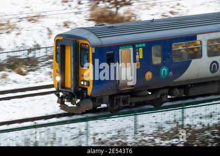 British Rail Class 156 DMU zwischen Lostock und Bolton Station, ein gebräunter Schuss, um die Bewegung des Zuges zu erfassen. Eisenbahnen, England, Vereinigtes Königreich Stockfoto