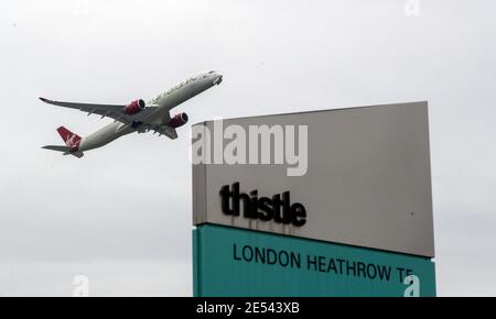 Ein Flugzeug fährt am Thistle Hotel in Heathrow vorbei. Es wird erwartet, dass Premierminister Boris Johnson Pläne genehmigt, einige Reisende, die nach Großbritannien kommen, in Hotels in Quarantäne zu zwingen, um die Ausbreitung neuer Coronavirus-Varianten zu begrenzen. Bilddatum: Dienstag, 26. Januar 2021. Stockfoto