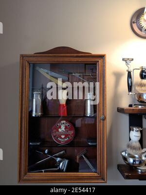 VOLOS, GRIECHENLAND - Jan 20, 2021: Sammlung von schönen Rasierpinsel mit farbigen Lucite Basis. Stockfoto