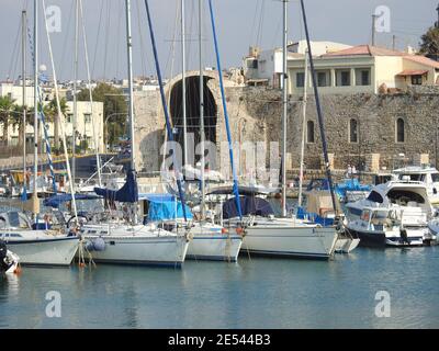 Segelyatches im Hafen von Heraklion City auf Kreta, Griechenland. Stockfoto