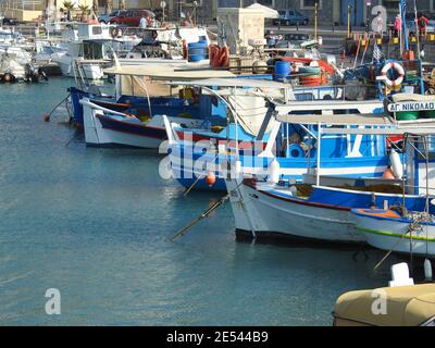 Segelyatches im Hafen von Heraklion City auf Kreta, Griechenland. Stockfoto