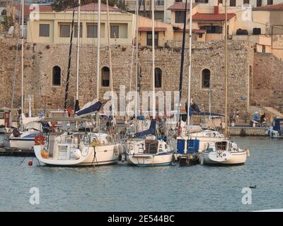 Segelyatches im Hafen von Heraklion City auf Kreta, Griechenland. Stockfoto