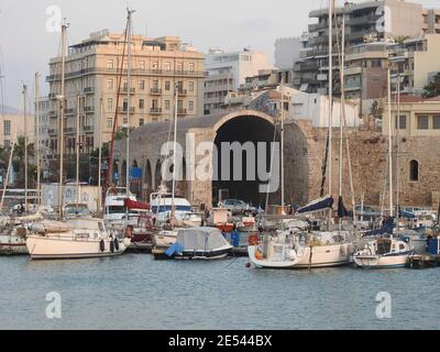 Segelyatches im Hafen von Heraklion City auf Kreta, Griechenland. Stockfoto