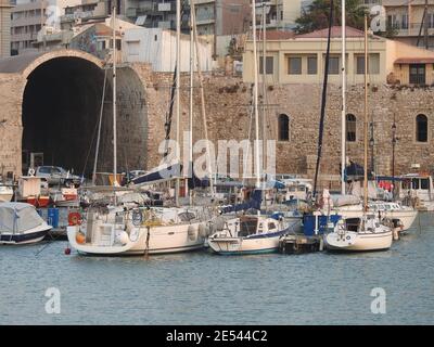 Segelyatches im Hafen von Heraklion City auf Kreta, Griechenland. Stockfoto