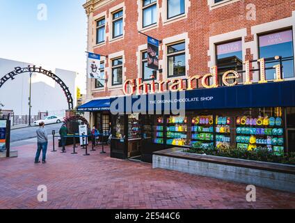 Ghirardelli Chocolate Shop in Ghirardelli Square ist ein berühmter Laden, der erstklassige Schokolade und Desserts verkauft. Stockfoto