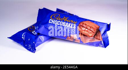 Zwei Pakete Cadbury Chocobakes Choc geschichteten Kuchen isoliert auf einem weißen Hintergrund. Stockfoto
