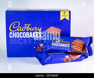 Cadbury Chocobakes Choc Layered Cakes ist ein leichter Biskuitkuchen, der außen in einer Schokoladenbeschichtung überzogen und innen mit Schokoladencreme überzogen ist. Stockfoto