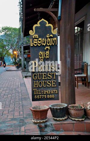 Luang Prabang, Laos - 04. Januar 2021: Phousi Guest House Gate in Luang Prabang Stockfoto