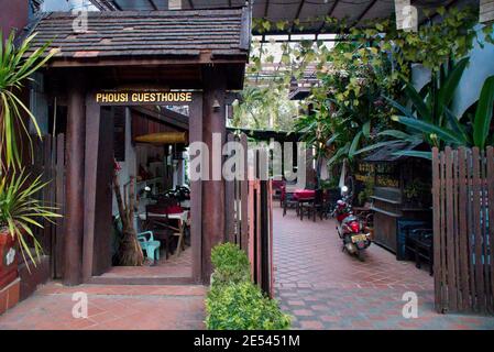 Luang Prabang, Laos - 04. Januar 2021: Phousi Guest House Gate in Luang Prabang Stockfoto