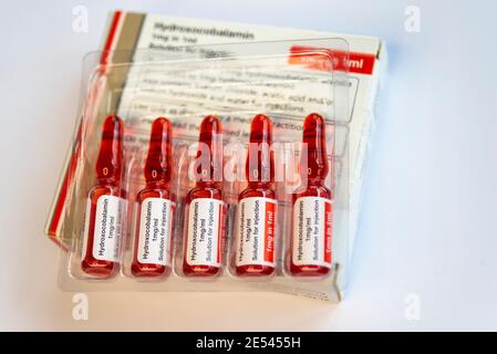 Hydroxocobalaminacetat-Ampullen, Vitamin B12A. Rot gefärbte Injektionslösung in der Behandlung von Vitamin B12 Mangel. Accord Healthcare Stockfoto