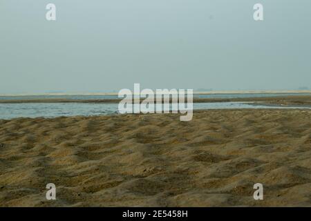 Sand und Böden Natur Himmel blaues Wasser mit Sand in Der größte Fluss Stockfoto