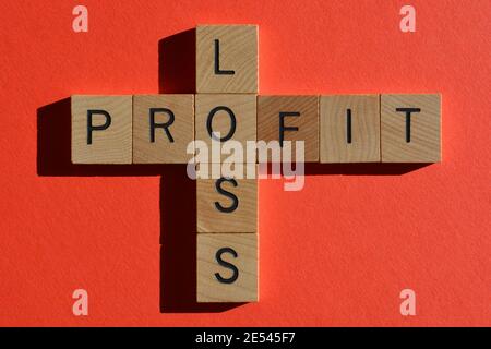 Gewinn, Verlust, Wörter in hölzernen Buchstaben in Kreuzworträtsel-Form isoliert auf hellrotem Hintergrund Stockfoto