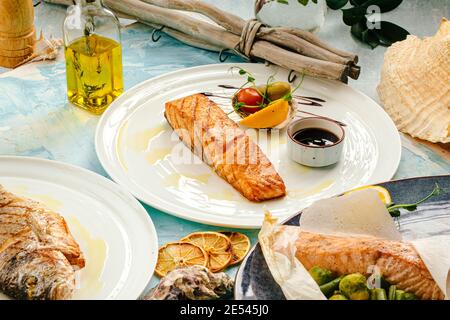 Serviert Gourmet gegrilltes Lachssteak mit Sauce Stockfoto