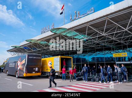 26. Januar 2021, Ägypten, Kairo: Handball: Weltmeisterschaft 2021: Nach dem frühen Ausstieg nach der Hauptrunde geht die deutsche Nationalmannschaft am Flughafen ab. Das Team erreichte mit Platz zwölf die schlechteste Weltcup-Rangliste in der Geschichte des Bundes. Foto: Sascha Klahn/dpa Stockfoto