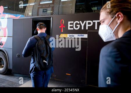 26. Januar 2021, Ägypten, Kairo: Handball: Weltmeisterschaft 2021: Nach dem frühen Ausstieg nach dem Hauptlauf steigen die deutschen Nationalmannschaften mit Moritz Preuss (l) und Juri Knorr (r) in den Bus zum Flughafen ein. Das Team belegte den zwölften Platz, den schlechtesten Weltcup-Abschluss in der Geschichte des Verbandes. Foto: Sascha Klahn/dpa Stockfoto