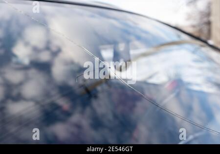 Gebrochene Windschutzscheibe mit großem Riss durch das Glas, beschädigtes Auto Stockfoto